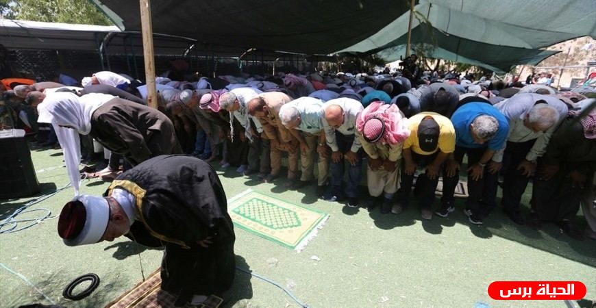 عشرات المقدسيين يؤدون صلاة الجمعة في واد الحمص